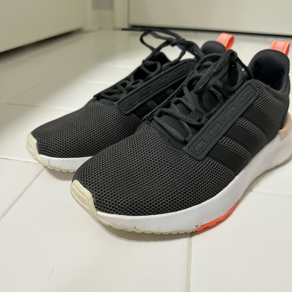 Woman’s sneaker - Picture 1 of 3